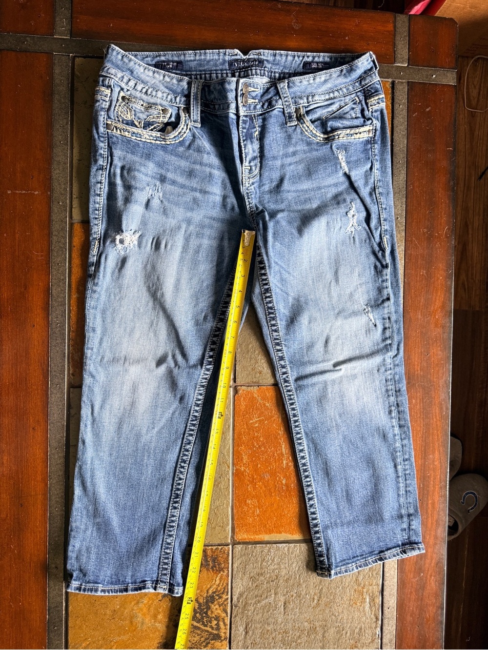 Vigoss Dublin capri 15/16 distressed washed distressed jean Lagon 23” length